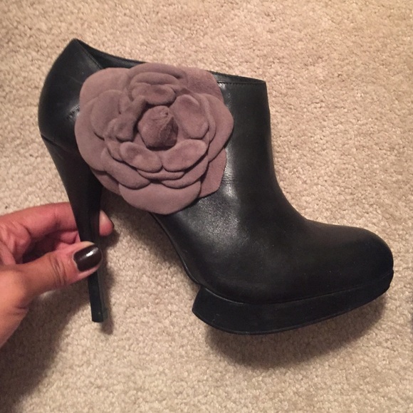 Kelsi Dagger Flower Booties - Picture 2 of 4