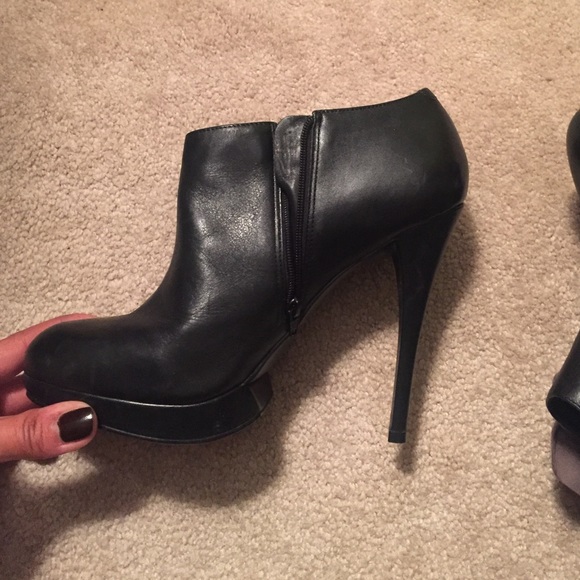 Kelsi Dagger Flower Booties - Picture 3 of 4