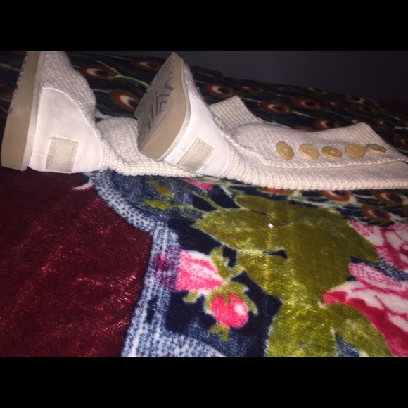 Authentic ivory knit UGG boots - Picture 2 of 4