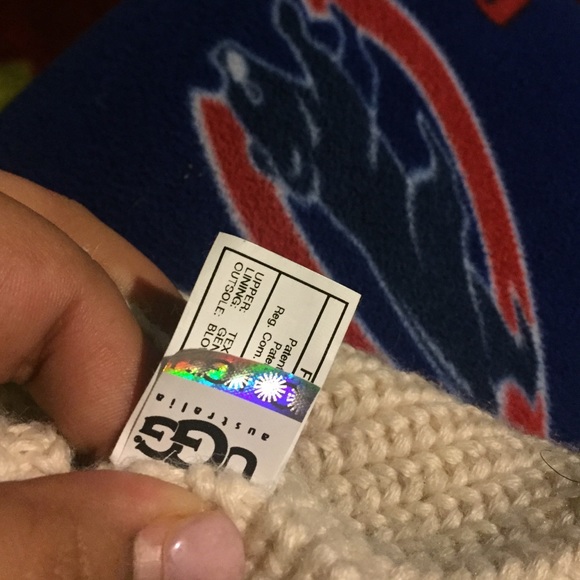 Authentic ivory knit UGG boots - Picture 4 of 4