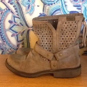 Adorable Roxy Booties 💜