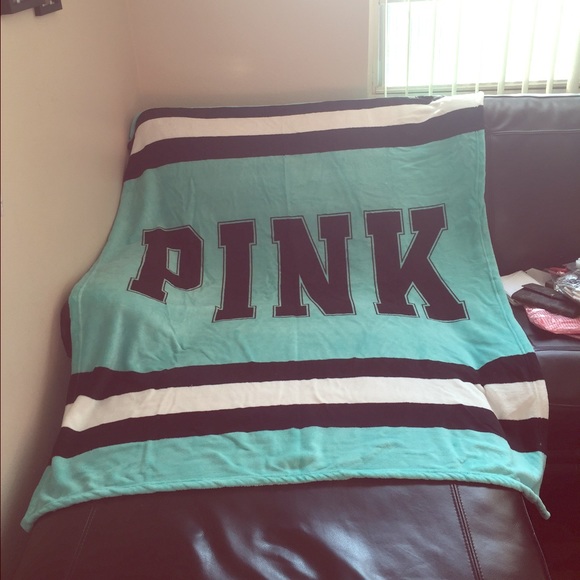 New pink trow blanket