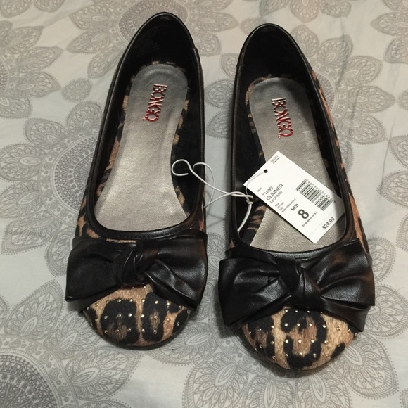 Leopard print flats w/ bow and gold detailing