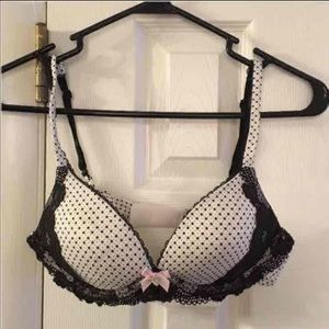 Victoria secret bra size 32B like new