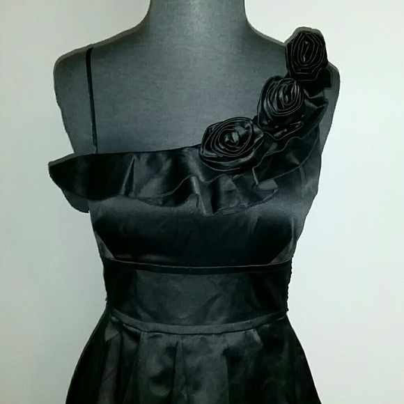 Dress - Picture 3 of 3