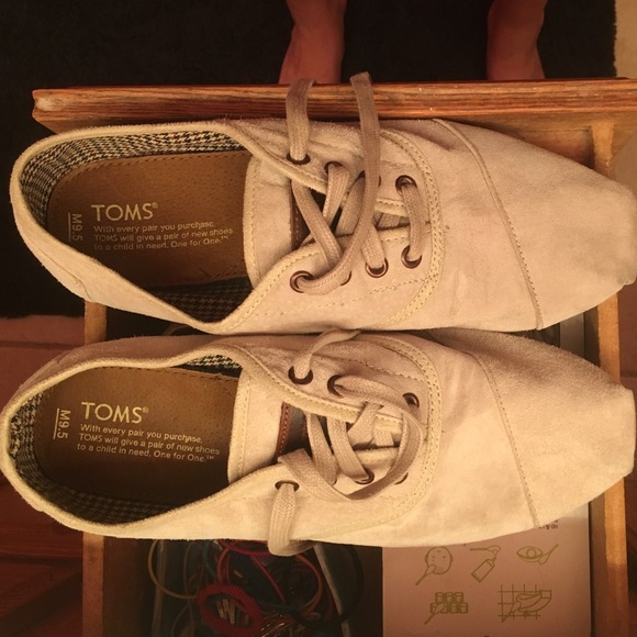 TOMS Shoes - ‼️SALE‼️M9.5 toms light tan color lace ups