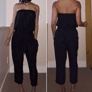 Super cute strapless romper.