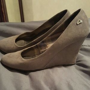 Grey suede-like wedges