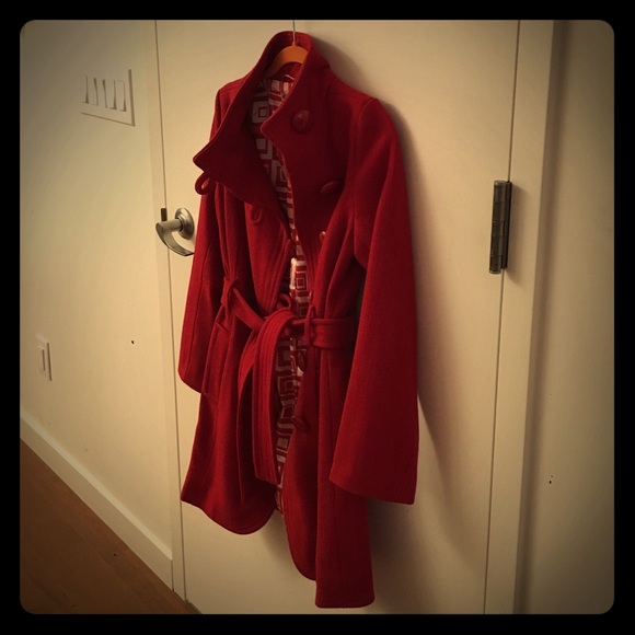 Sleek light coat in crimson red (petite)