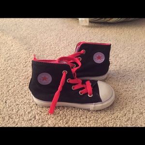 Size 7 boy toddler converse 10$