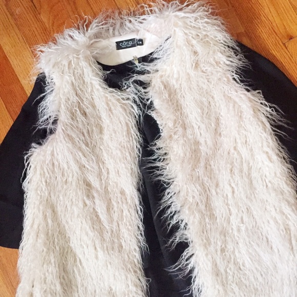 🎉HP 12/12🎉 NWOT Furry Vest - Picture 1 of 3