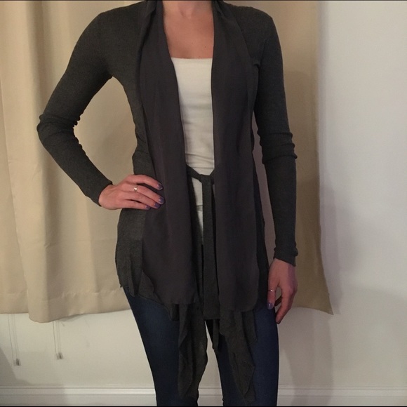 🔴 Sold on ♏️ercari Vera Wang sweater, size xs - Picture 4 of 4