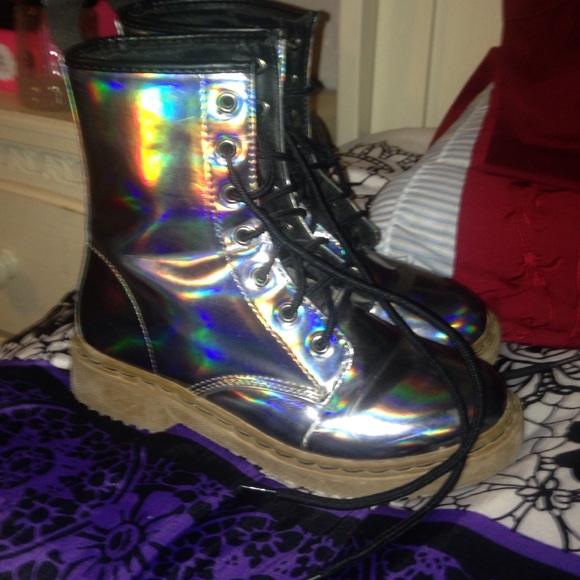 wet seal size 6 hologram boots