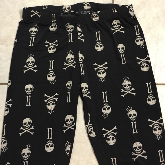 Skull and crown leggings.