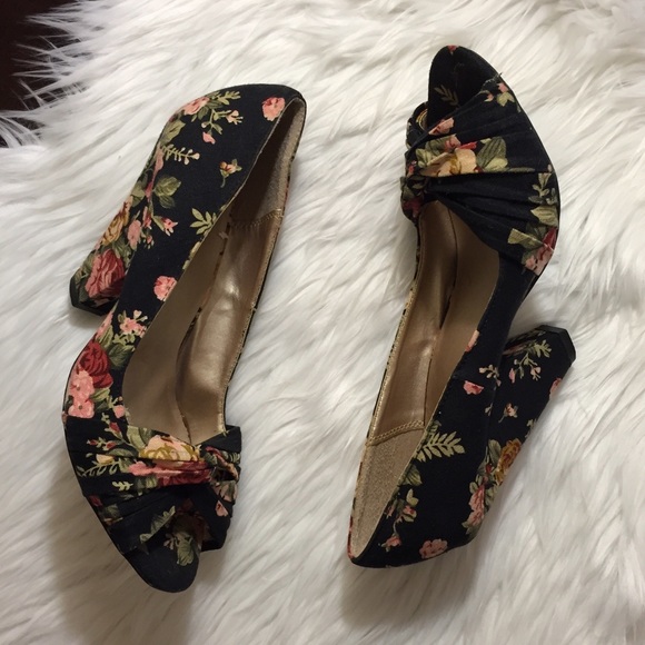 Francesca's Collections Shoes - LAST CHANCE❗️Floral Heels