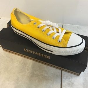 BRAND NEW! NEVER WORN! Womens yellow Converse. Sz8