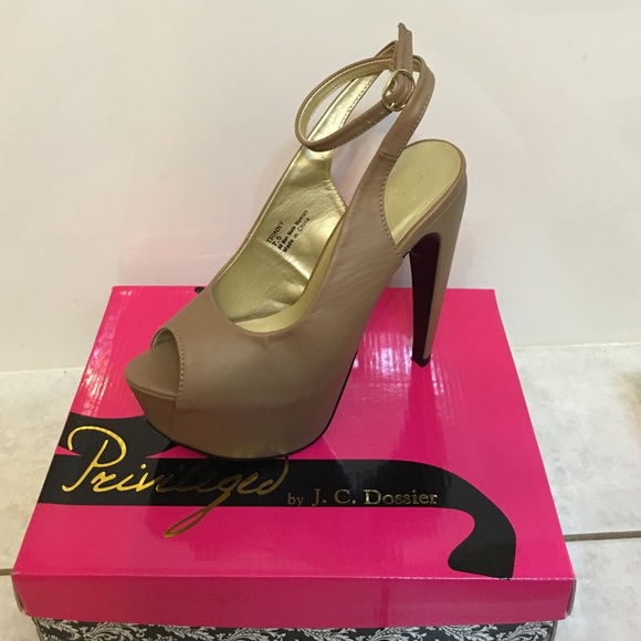 BRAND NEW! NEVER WORN! Nude high heel shoes. Sz7.5