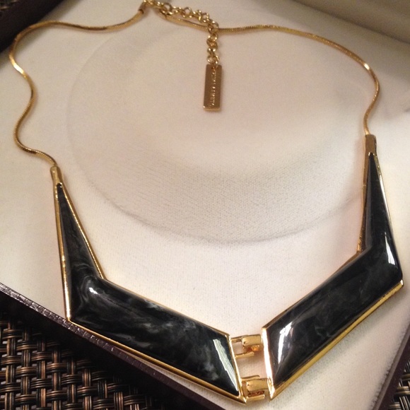 VINCE CAMUTO Necklace with Clasp Closure Stunning