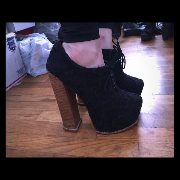 DV8 by dolce vita alliance platform boots