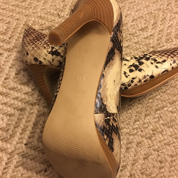 Snake print heels 👠👠 - Picture 3 of 4