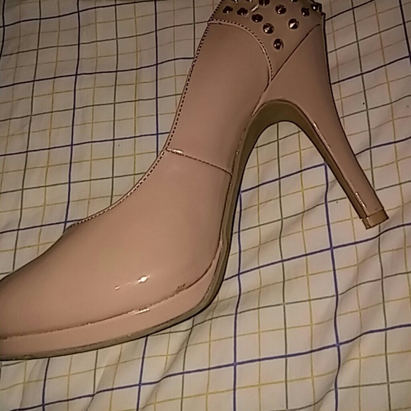 SHOES - Picture 2 of 4