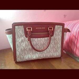 New Michael Kors Large Vanilla Monogram Selma
