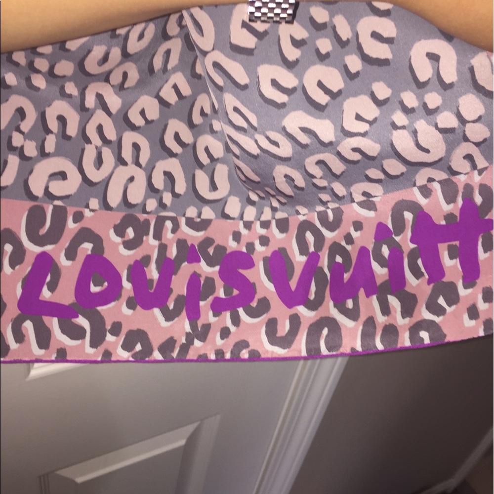 ✨Sold!✨Rare Louis Vuitton Leopard Scarf - Picture 5 of 8