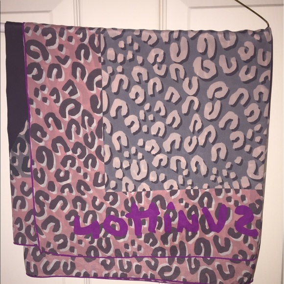 ✨Sold!✨Rare Louis Vuitton Leopard Scarf - Picture 4 of 8