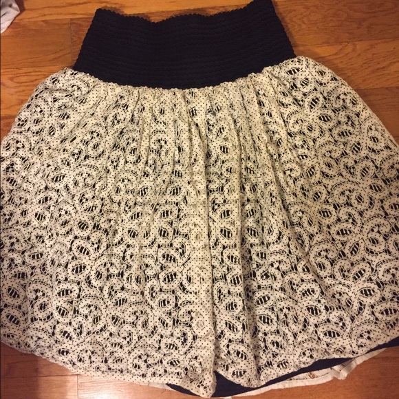 White Anthropologie skirt with black polka dots - Picture 4 of 4