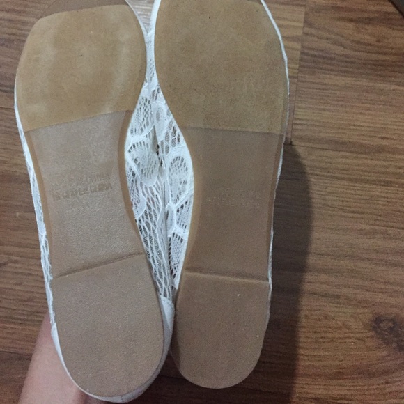 NWOT size 6 forever 21 lace detail flats in white - Picture 3 of 3