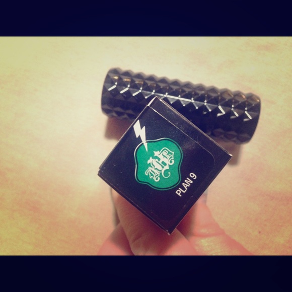 Studded kiss KVD LIPSTICK IN PLAN 9