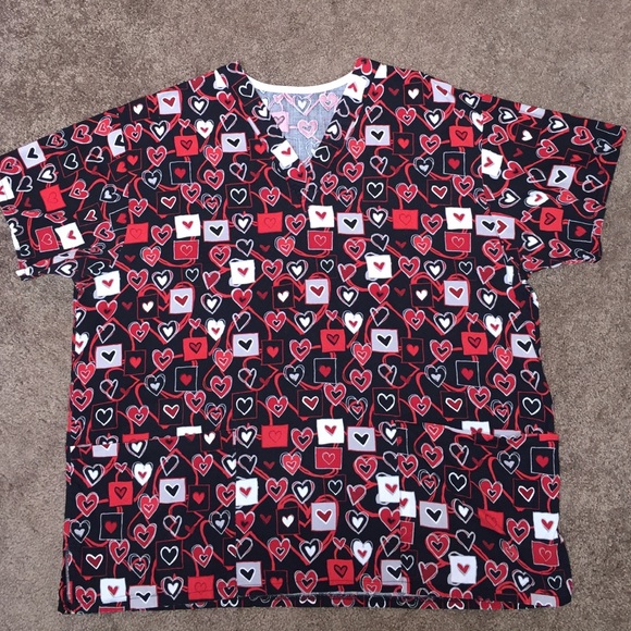 Scrub top ~ XL ~ Pretty heart patterns ~ ❤️