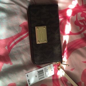 100%Authentic Michael Kors wrist let wallet.