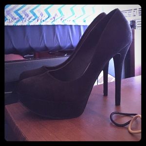 Michael Antonio black pumps