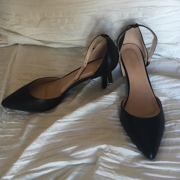 Love offers! Black mini heels