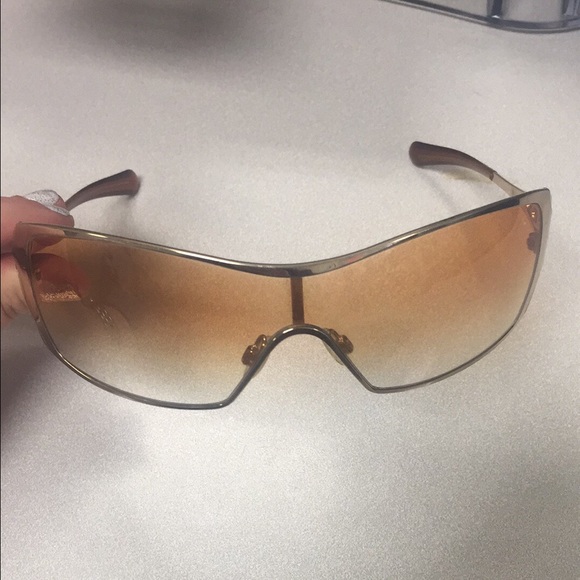 Woman's Oakley Dart Sunglasses.
