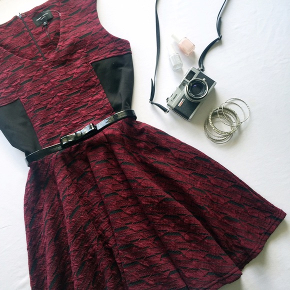 Romeo & Juliet Couture Dresses & Skirts - 🎉HP🎉 Burgundy & Black Circle Dress