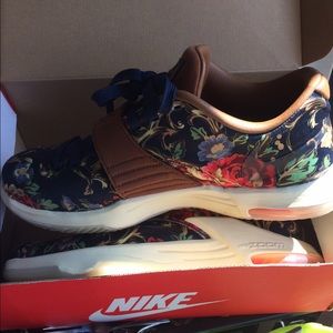 Size 9 Floral Kds Negotiable