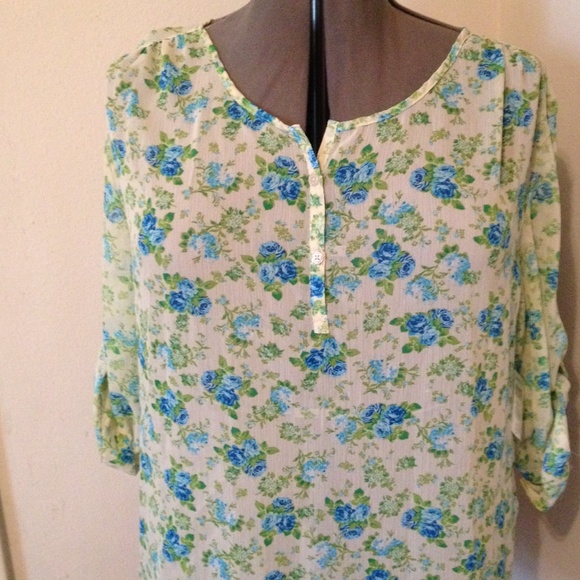 Bobbie Brooks Tops - 💖Host Pick💖Bobbie Brooks floral print