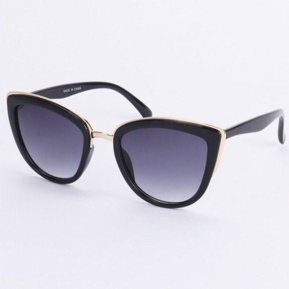 Accessories - ONLY 2 LEFT!!! 😎Cat Eye Black Sunnies😎
