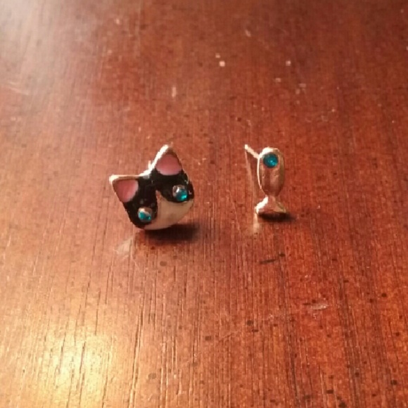 Cat and fish stud earrings - Picture 2 of 3