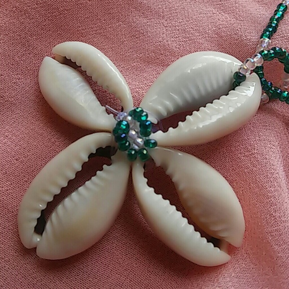 Island Shell Necklace - Picture 2 of 3