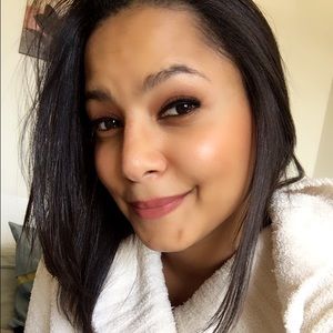 Meet your Posher, Larissa