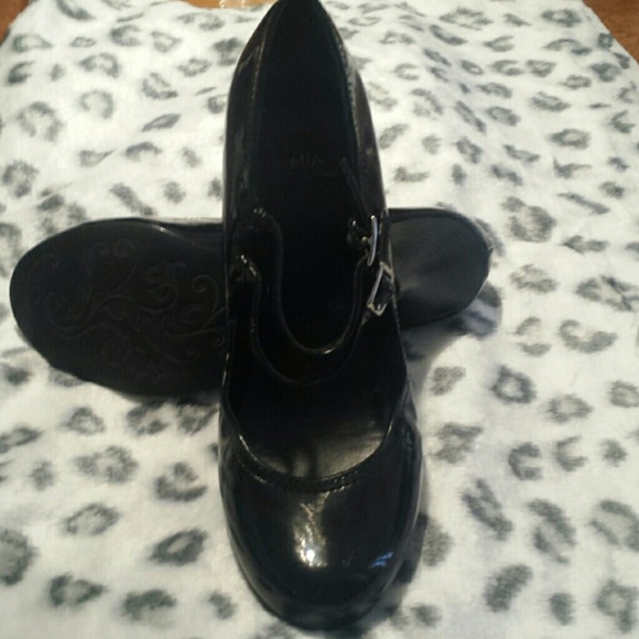 Super feminine black high heels! - Picture 2 of 4