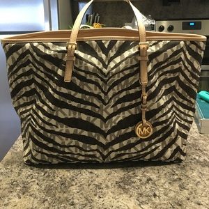 OFFERS!Michael Kors Jetset Tote!🎀