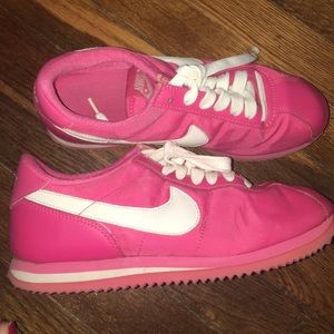 Nike hot pink tennis shoes