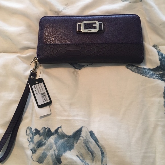 Guess wristlet - Picture 1 of 1