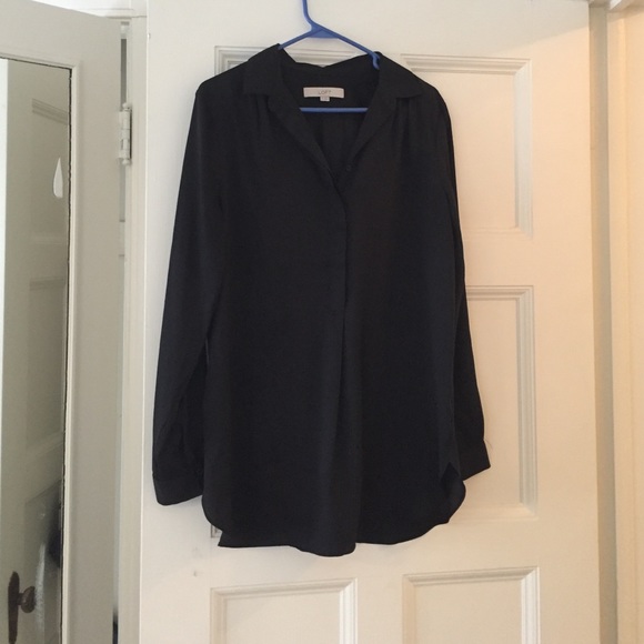 Black collared swing top. Half button down
