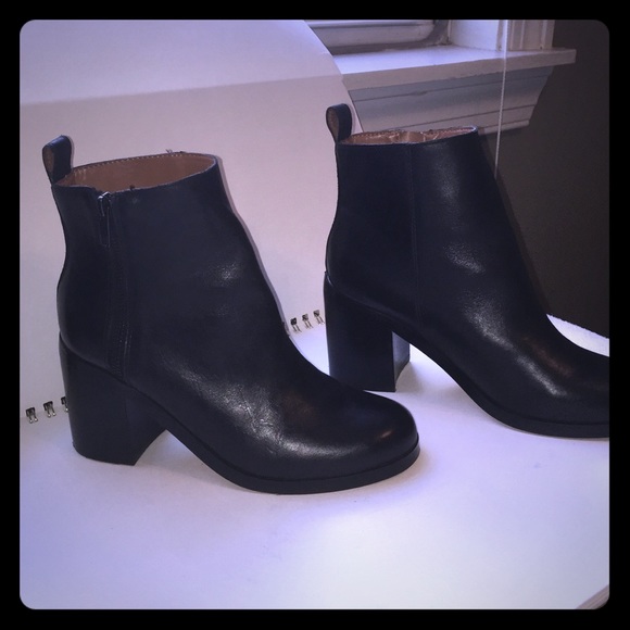 Leather side zip Chelsea boots.