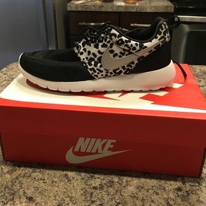 NWT Nike Roshe Run Leopard (Youth 4)🎀